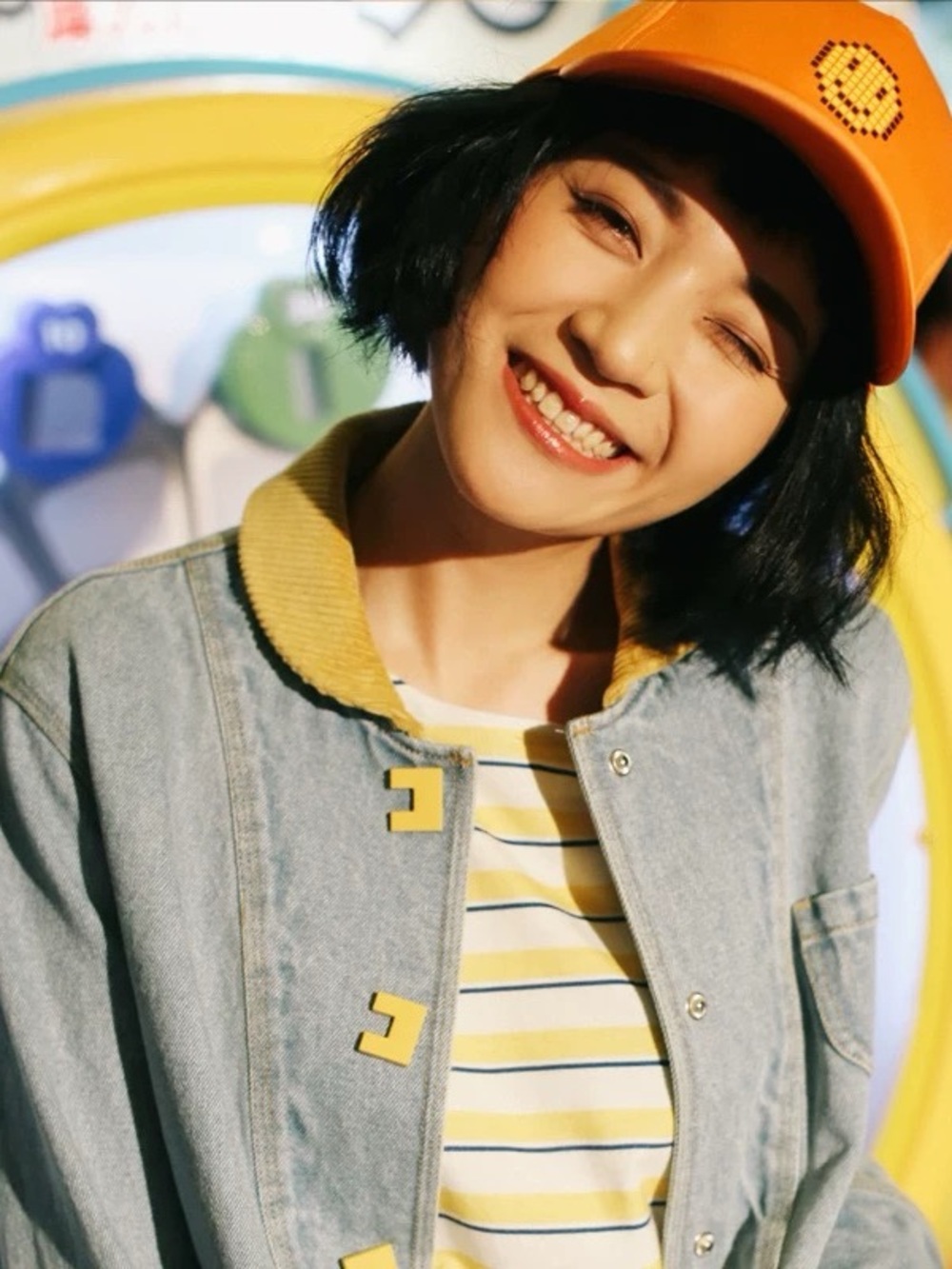 Woman Light Wash Denim Jacket with Mustard Corduroy Collar - Picture 15 of 15